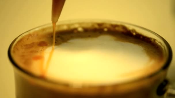 Caramel latte — Stockvideo