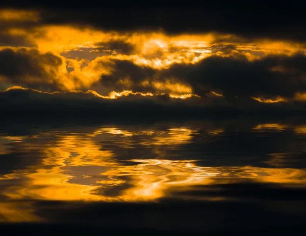Reflejo de nubes —  Fotos de Stock