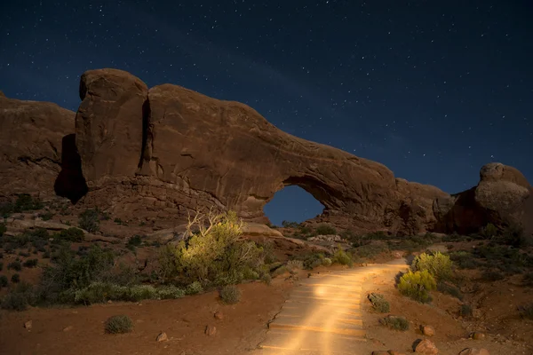 Národním parku arches Windows v noci — Stock fotografie