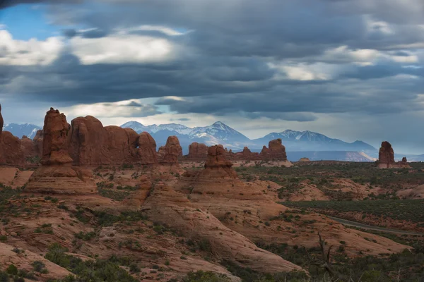 Arches National avec ciel nuageux — Photo