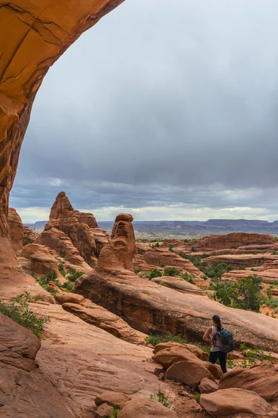 Kadın hiker kulenin altında arch iz — Stok fotoğraf