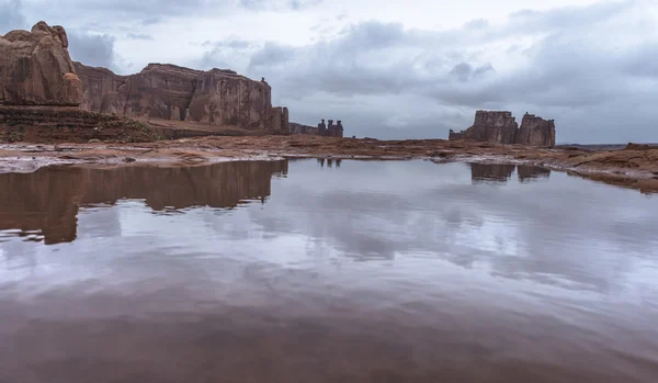 Puddles d'eau après la tempête de pluie dans le parc national des Arches — Photo