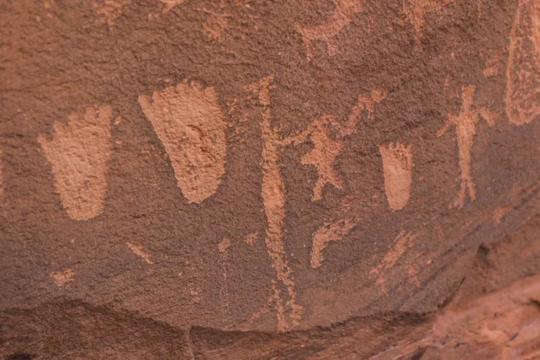 Petroglifos indios en roca de nacimiento — Foto de Stock