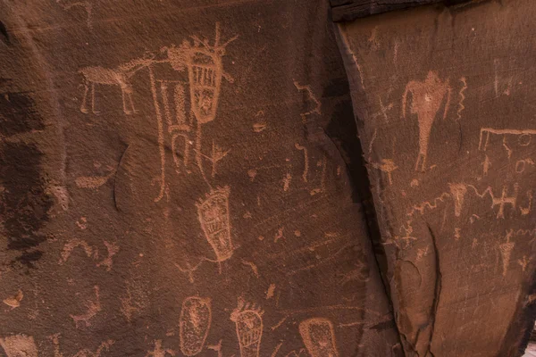 Petroglifos indios en roca de nacimiento — Foto de Stock