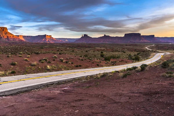 Leere Straße nach Moab utah bei Sonnenuntergang Route 128 Burgtal — Stockfoto