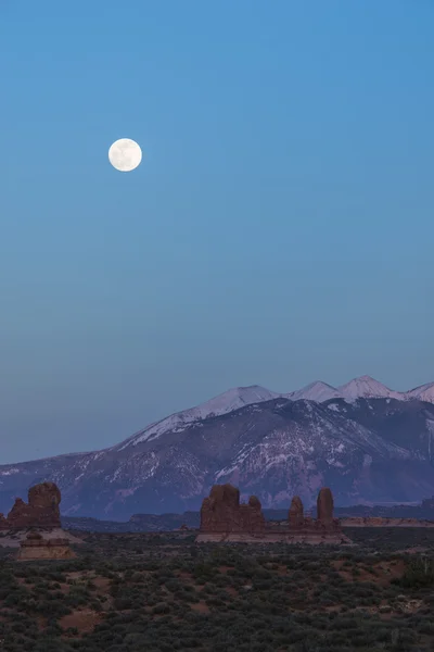 Luna subiendo sobre La Sal Mountain Moab Utah —  Fotos de Stock
