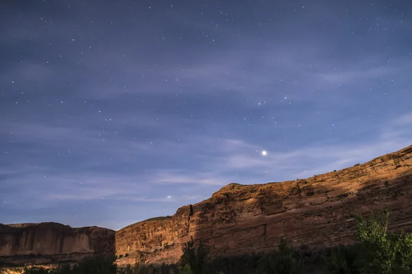 Ночное звездное небо рядом с дикобразным хребтом Тропа Моаб Юта — стоковое фото