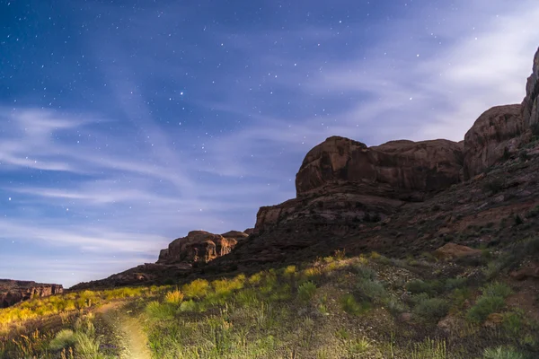Nacht de sterrenhemel in de buurt van stekelvarken ridge trail moab (Utah) — Stockfoto