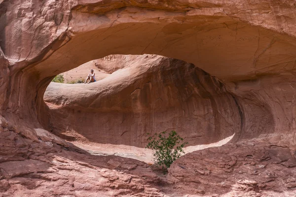 Hiker under La Boca Arch Utah — Stock Photo, Image