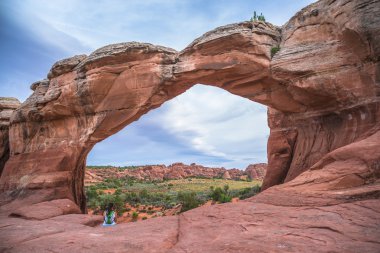 kırık kemerin altında kadın hiker arches Ulusal Parkı moab utah
