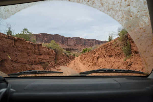 Veículo fora de estrada no desfiladeiro — Fotografia de Stock