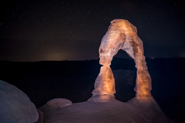 Delicate arch tegen prachtige nachthemel 's nachts — Stock fotografie