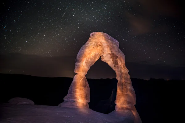 Delicate arch tegen prachtige nachthemel 's nachts — Stockfoto