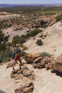 Hiker canyonlands içinde