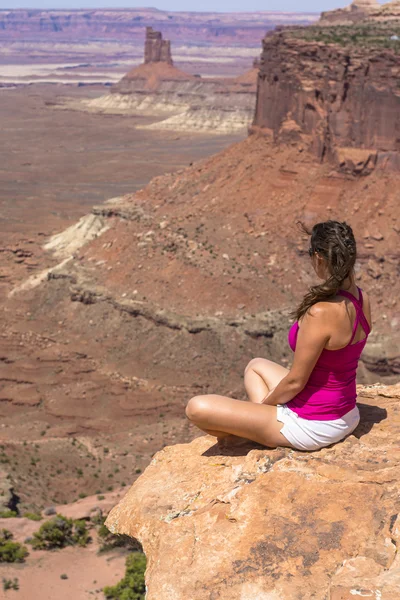 Chica sentada en el borde del Cañón — Foto de Stock