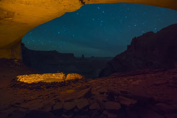 Ложная Кива ночью со звёздным небом — стоковое фото