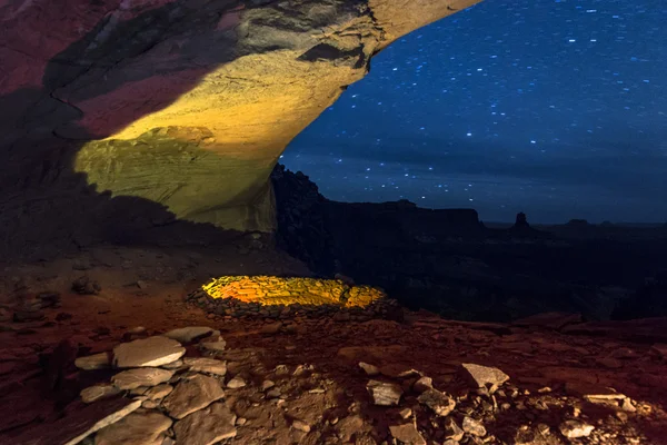 Fausse Kiva la nuit avec un ciel étoilé — Photo