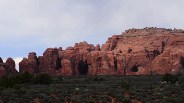 Arches Nationaalpark met de la sal mountains — Stockvideo