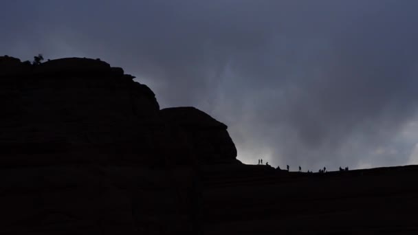 Delicado arco con vista al atardecer — Vídeos de Stock