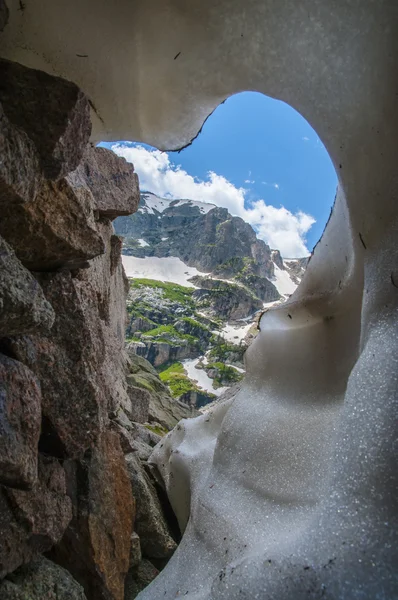 Knobtop montaña enmarcada por grietas de nieve — Φωτογραφία Αρχείου