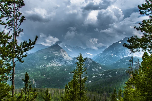 Longs peak, pico tormenta, media montaña, montaña-rockies de thattop —  Fotos de Stock