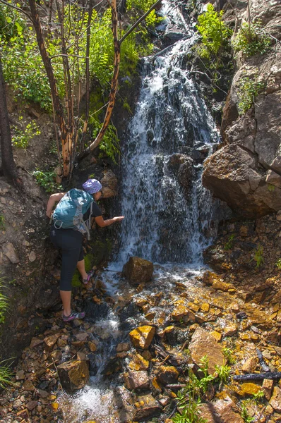 Hiker near the waterfall — Stock Photo, Image