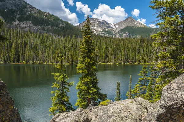 Dramáticas nubes sobre el lago Fern con la montaña Stones Peak en Colo — Foto de Stock