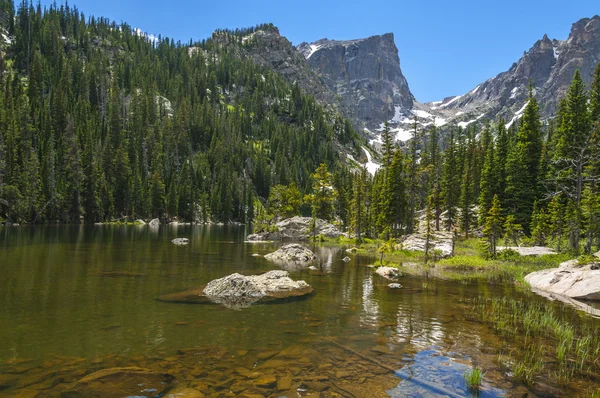 Dream Lake com Hallett Peak e Flattop Mountain — Fotografia de Stock