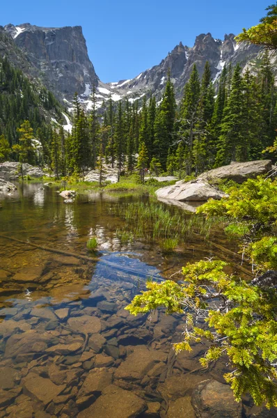 Droom meer met hallett piek en flattop berg — Stockfoto