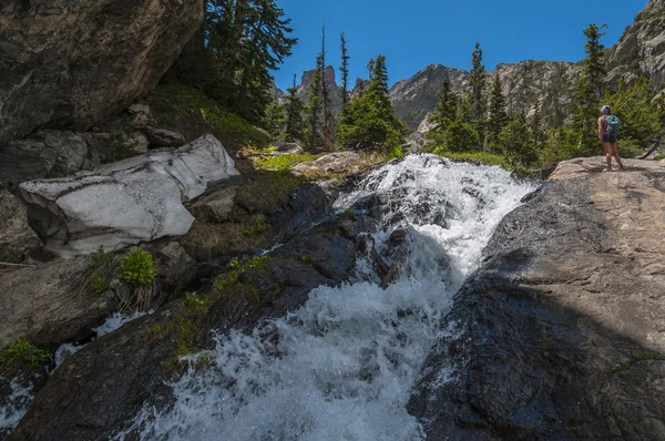 Senderista cerca de la cascada Colorado Rockies — Foto de Stock