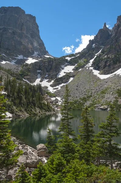 Emerald lake med hallett topp, flattop berg och tyndall gla — Stockfoto