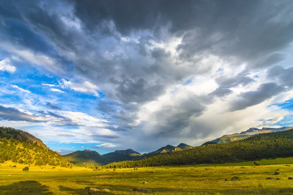 Belo pôr do sol em Moraine Park Colorado Rockies — Fotografia de Stock