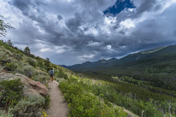Female hiker on a trail to Bierstadt Lake view of Emerald Mounta — Stock Photo, Image