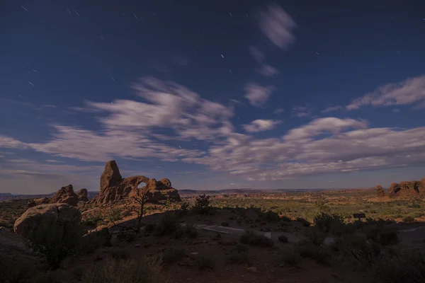 タレットのアーチ上の満月からの明るい夜空 — ストック写真