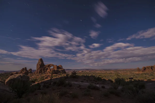 Heldere nacht lucht van de volle maan over torentje boog — Stockfoto