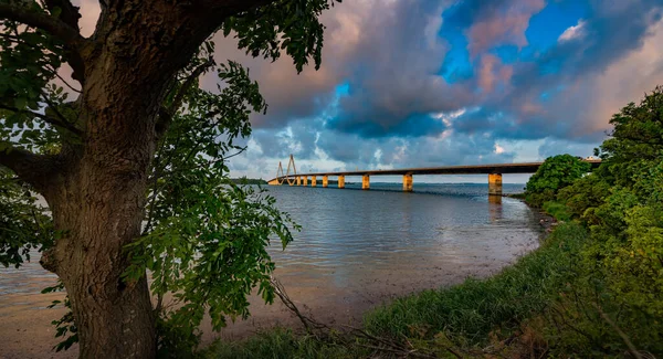 Puente Faro Sur Través Del Sonido Storstrmmen Después Del Atardecer — Foto de Stock