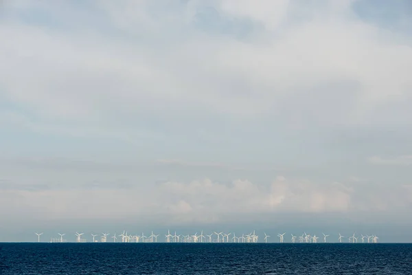 Molino Viento Granja Mar Desde Distancia Con Espacio Copia Imagen de archivo