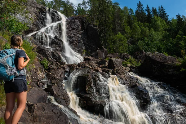 エルガフォッセン アルファベット滝はスウェーデンとノルウェーの間で共有されています — ストック写真