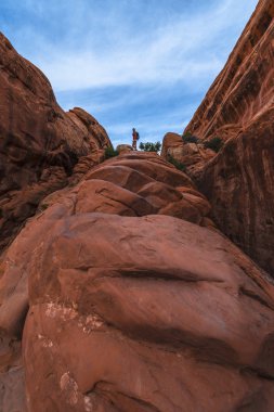 kadın hiker çift o kemer için bir şeytan Bahçe izinde