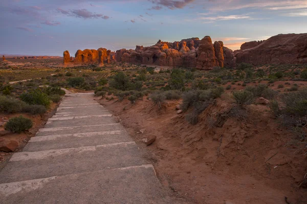 Trail to Double Arch at sunrise — Stock Photo, Image