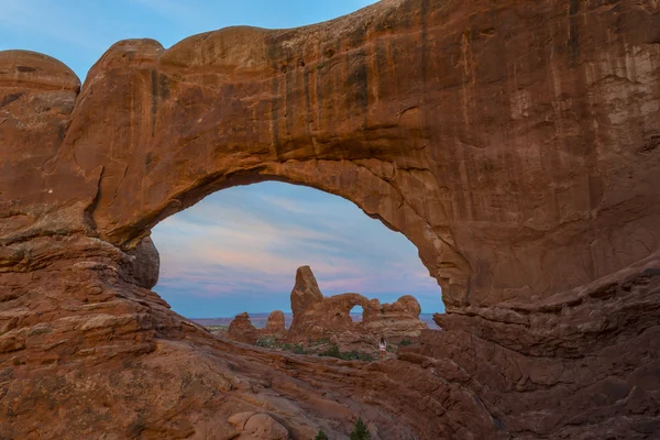 Torn arch genom norr fönster — Stockfoto