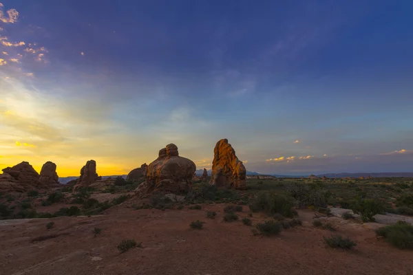 Prachtige zonsopgang boven de sectie windows — Stockfoto