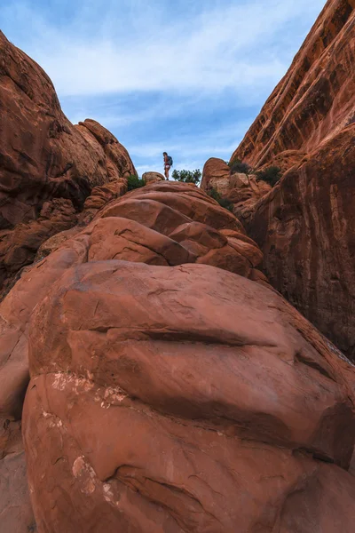Perempuan pejalan kaki di Taman Setan trail ke Double O Arch — Stok Foto