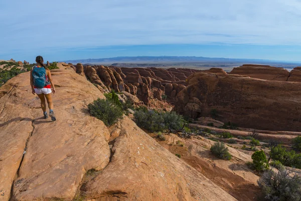 Female hiker on a Devils Garden trail to Double O Arch — Stock Photo, Image