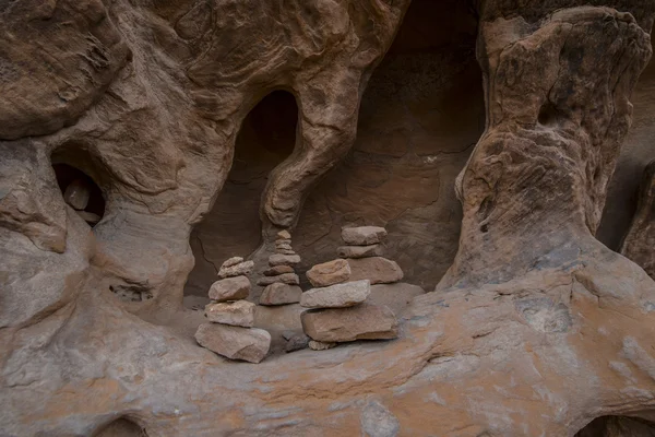 Kieselsteine stapeln sich im Sandstein — Stockfoto