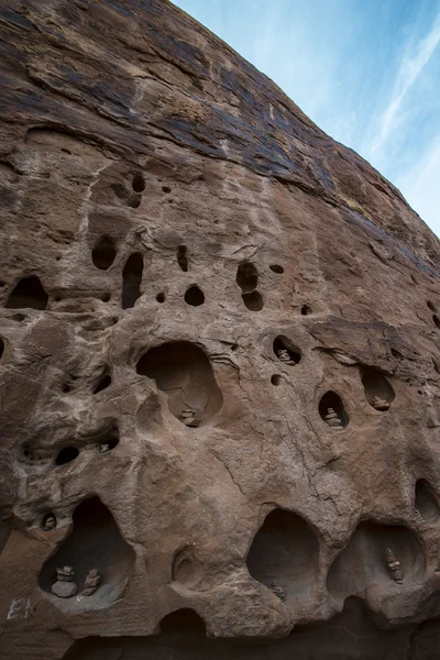 Kieselsteine stapeln sich im Sandstein — Stockfoto