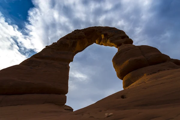 Beautiful sunset sky over Delicate Arch from below — Stock Photo, Image