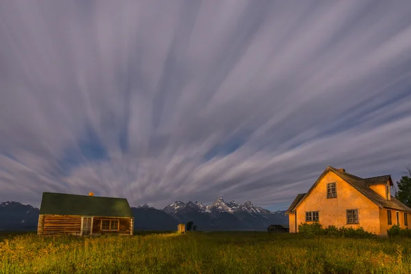 Drámai éjszakai égbolt mormon sora, kilátással a grand teton — Stock Fotó