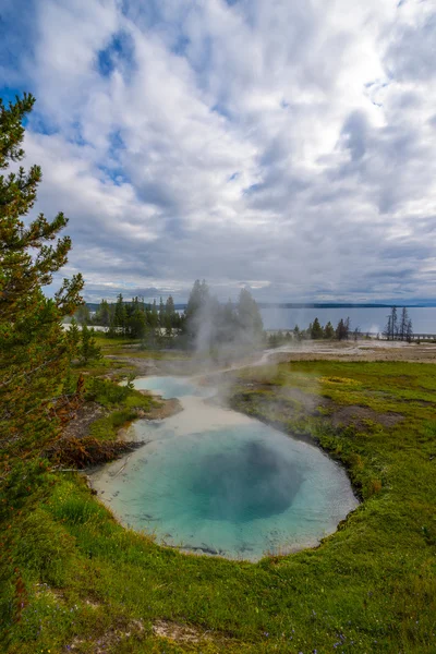 Δύση αντίχειρα geyser λεκάνη yellowstone — Φωτογραφία Αρχείου