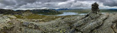 Stavatn Gölü ve Sveigen Haukeli 'nin panoramik manzarası, Norveç Kista Zirvesi' nden Trollnup tepeleri